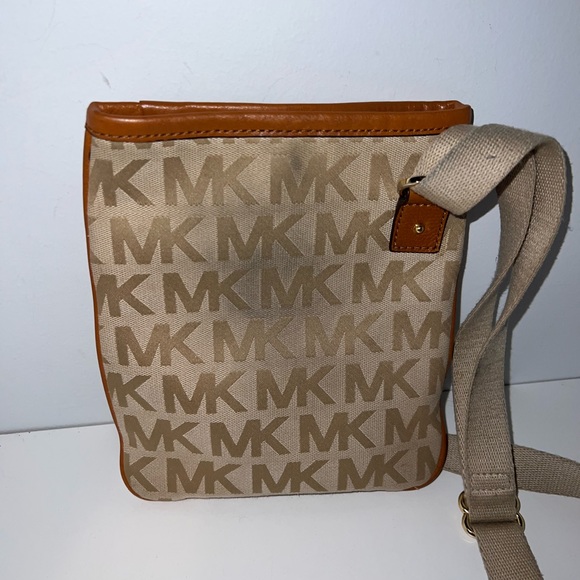 Michael Kors MK Signature Canvas Swing Crossbody Bag Purse - Picture 3 of 7